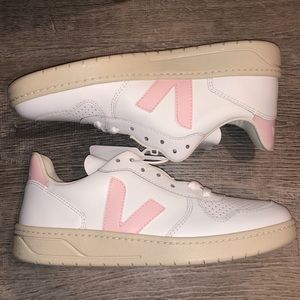 Veja V-10 sneaker